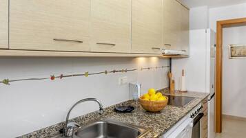 Een koelkast, een microgolfoven, een oven, een vaatwasser