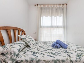 2 bedrooms, desk, internet