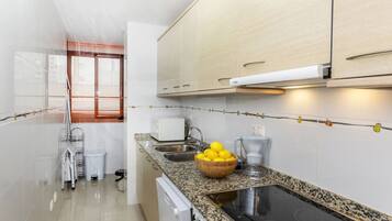 Een koelkast, een magnetron, een oven, een vaatwasser