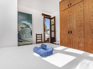 4 bedrooms, desk, Internet