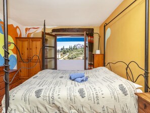 4 bedrooms, desk, internet
