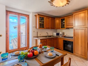 Refrigerador, microondas, horno y utensilios de cocina 