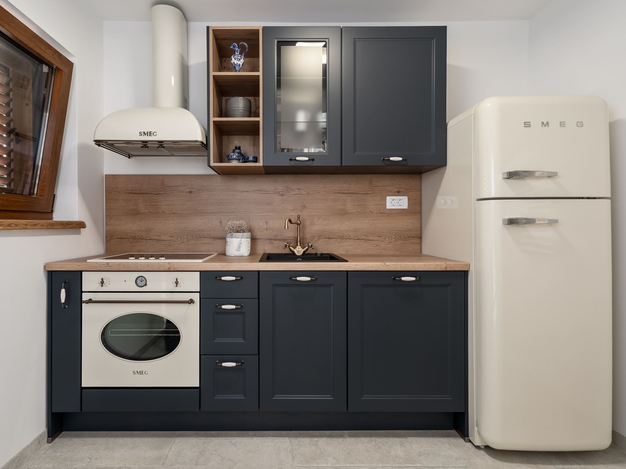 Kühlschrank, Ofen, Geschirrspüler, Kochgeschirr/Geschirr/Besteck