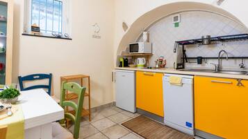 Kühlschrank, Mikrowelle, Ofen, Geschirrspüler