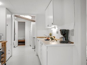 Kühlschrank, Mikrowelle, Kochgeschirr/Geschirr/Besteck