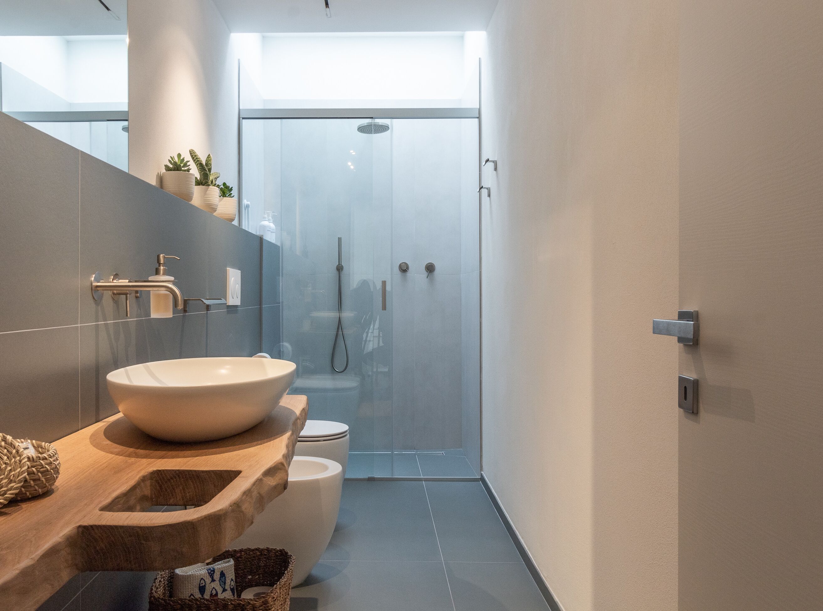 Douche, sèche-cheveux, bidet, serviettes fournies