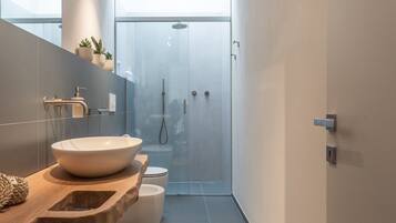 Dusche, Haartrockner, Bidet, Handtücher