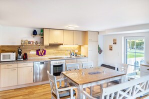 Fridge, microwave, oven, stovetop - Apartment 'Terrace' with Private Terrace and Wi-Fi (Föritztal OT Neuhaus-Schierschnitz)