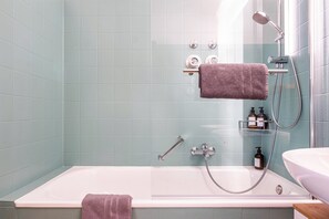 Douche, sĂšche-cheveux, serviettes fournies