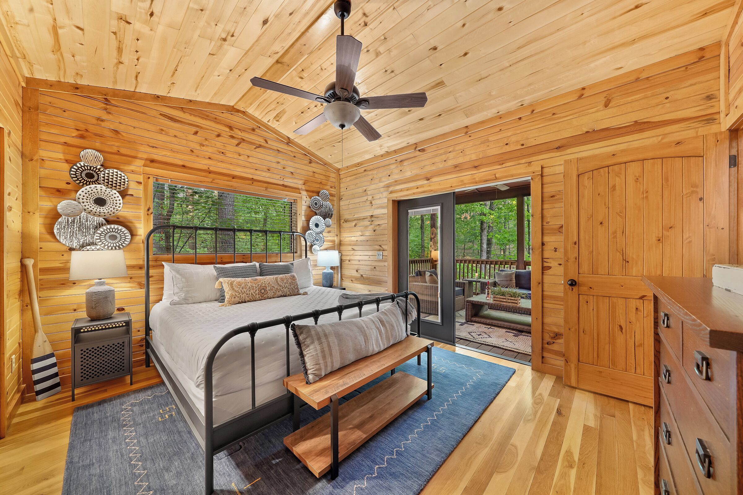 2 bedrooms, desk, iron/ironing board, WiFi