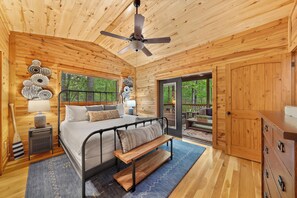 2 bedrooms, desk, iron/ironing board, WiFi