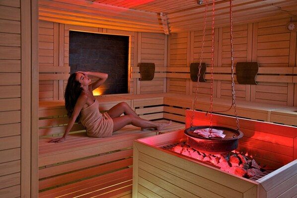 Un sauna avec des bancs en bois et un système de chauffage central.