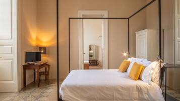 Superior suite, niet-roken, bad | 1 slaapkamer, een bureau, gratis wifi