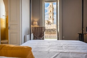 Habitación triple Deluxe, balcón, vistas a la ciudad | Escritorio y wifi gratis