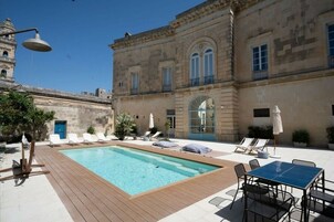 Una piscina al aire libre de temporada