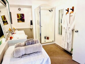 Estudio, 1 cama de matrimonio grande, vistas al jardín | Baño | Secador de pelo, albornoces, zapatillas y jabón