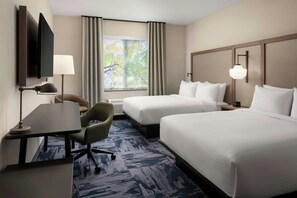 Phòng, 2 giường cỡ queen, không hút thuốc | Bàn, khu vực làm việc phù hợp cho laptop 