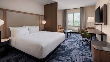 Zimmer, 1 King-Bett und Schlafsofa | Schreibtisch, laptopgeeigneter Arbeitsplatz, kostenloses WLAN