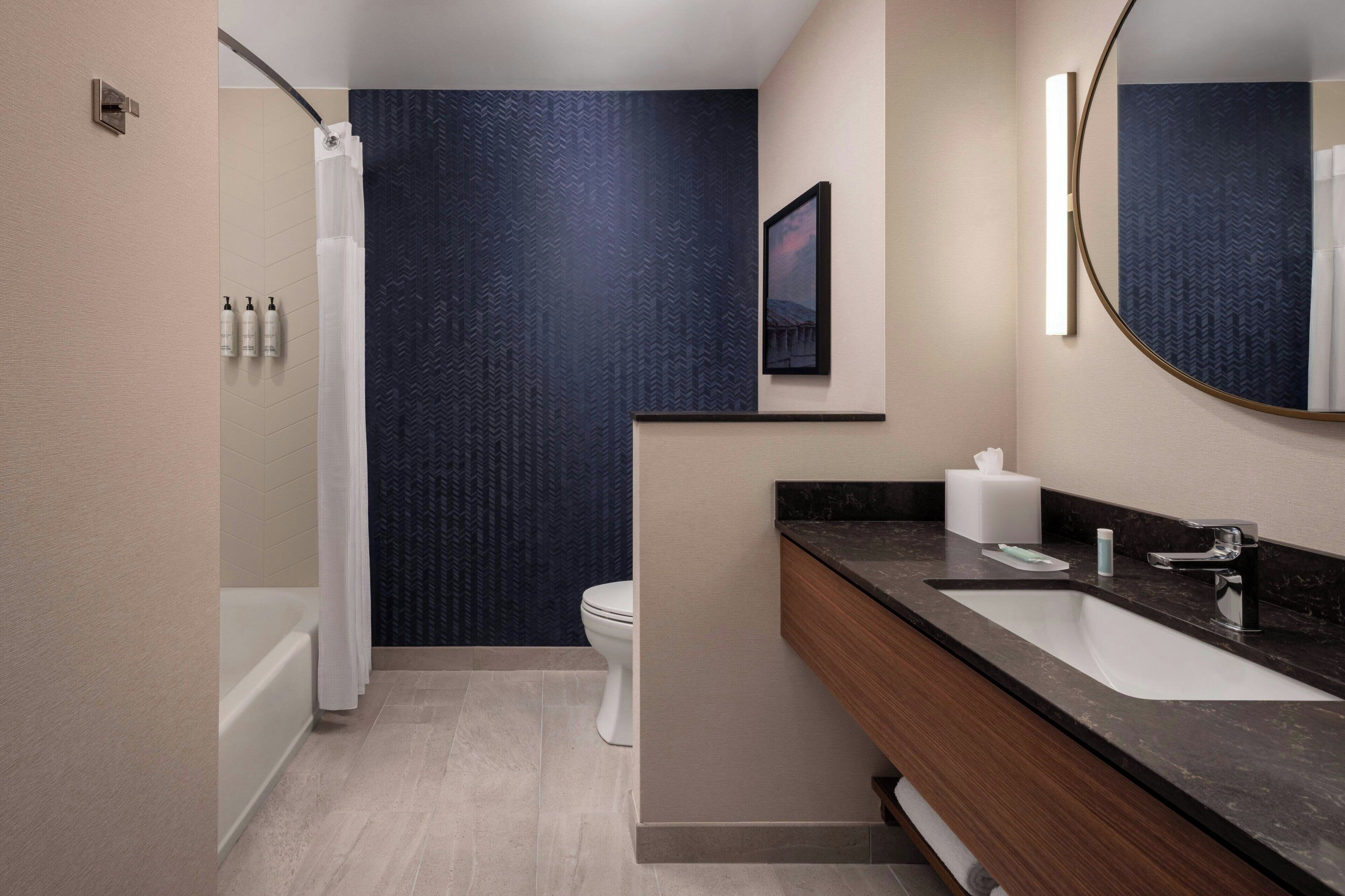 Un baño moderno con bañera, inodoro y lavabo.
