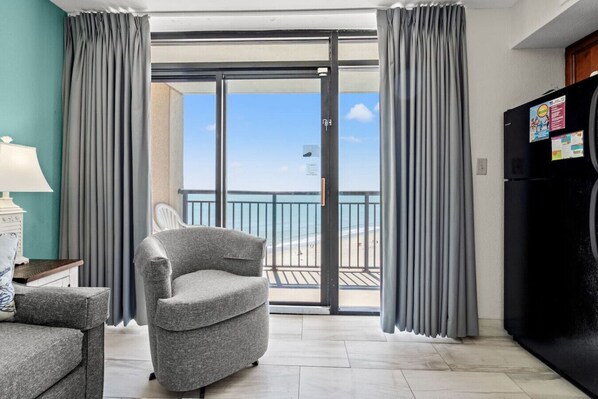 Smart TV, books - Oceanfront Condo: Balcony & Lazy River (North Myrtle Beach)