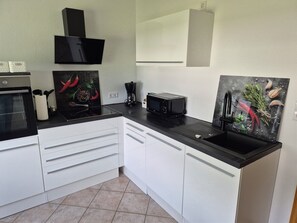 Micro-ondes, plaque de cuisson, lave-vaisselle