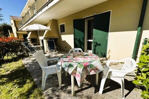 Outdoor dining - Perfect family getaway in Bibione with pool (Bibione)