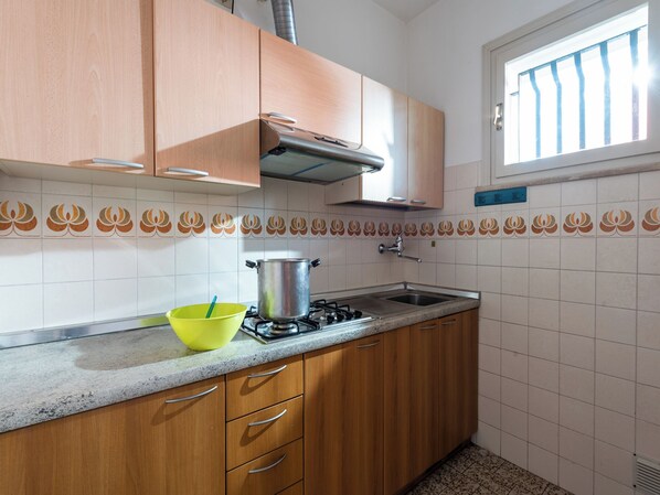 Kjøleskap, kokeplater, kaffetrakter/tekoker og kjøkkenutstyr