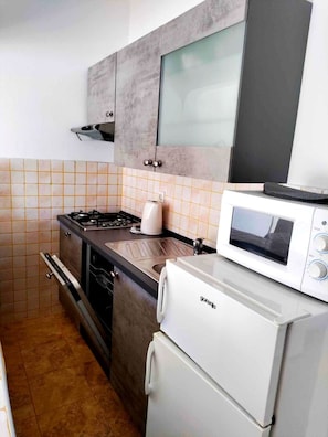 Réfrigérateur, four à micro-ondes, surface de cuisson, lave-vaisselle