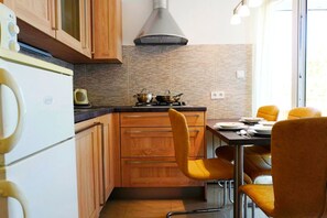 Réfrigérateur, four à micro-ondes, lave-vaisselle, cafetière-théière