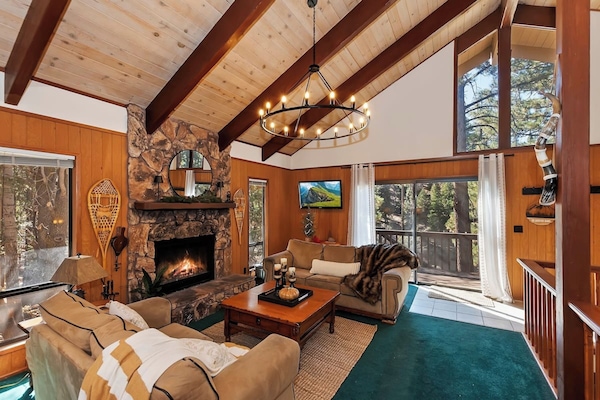 Signature-Ferienhütte, 2 Schlafzimmer, Kamin, Bergseite | Wohnzimmer