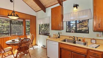 Signature Cabin, 2 Bedrooms, Fireplace, Mountainside | In-room dining