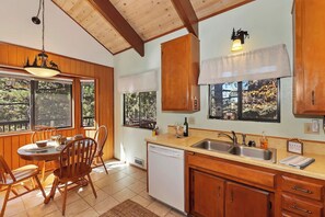 Signature Cabin, 2 Bedrooms, Fireplace, Mountainside | In-room dining