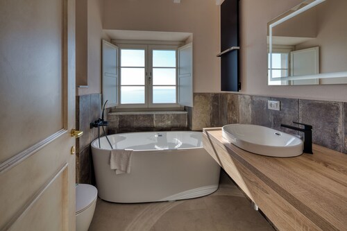 Two-room apartment with bath and sea view terrace