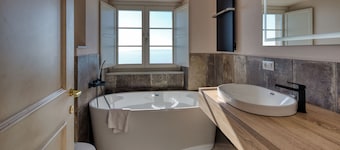 Two-room apartment with bath and sea view terrace