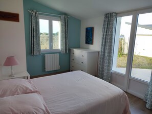 4 habitaciones, escritorio y tabla de planchar con plancha 