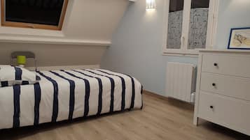 4 Schlafzimmer, Schreibtisch, Bügeleisen/Bügelbrett, Reisekinderbett