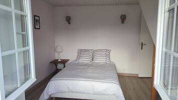 4 habitaciones, escritorio y tabla de planchar con plancha