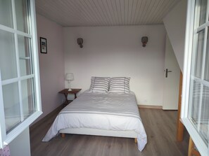 4 bedrooms, desk, iron/ironing board, travel crib