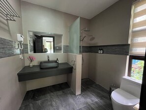 Dutxa, assecador de cabells, bidet i tovalloles