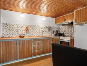 Refrigerador, microondas, lavavajillas, utensilios de cocina