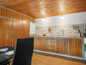Refrigerador, microondas, lavavajillas y utensilios de cocina