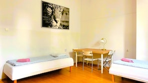 Economy-Dreibettzimmer | Bügeleisen/Bügelbrett, kostenloses WLAN
