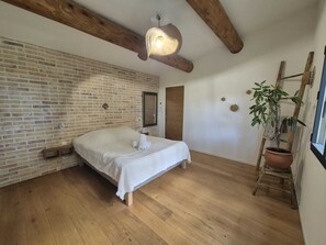 4 slaapkamers, een strijkplank/strijkijzer, beddengoed