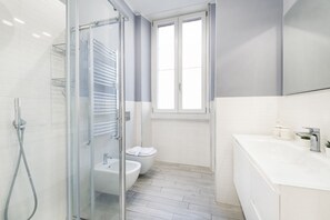 Shower, hair dryer, bidet, towels - Easylife - Elegant Apartment in Città Studi (Milano)