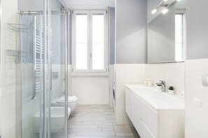 Douche, sĂšche-cheveux, bidet, serviettes fournies