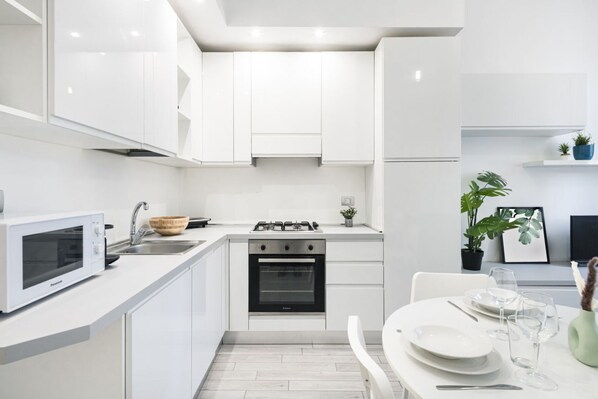 Fridge, microwave, oven, stovetop