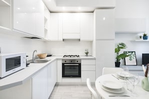 Réfrigérateur, four à micro-ondes, un four, surface de cuisson