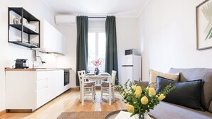 Un apartamento moderno con cocina, comedor y sala de estar.