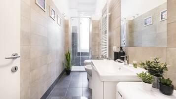 Doccia, set di cortesia gratuito, asciugacapelli, bidet