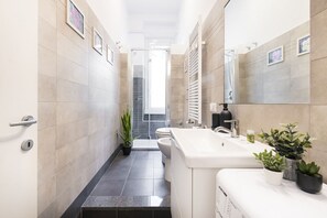 Een douche, gratis toiletartikelen, een haardroger, een bidet